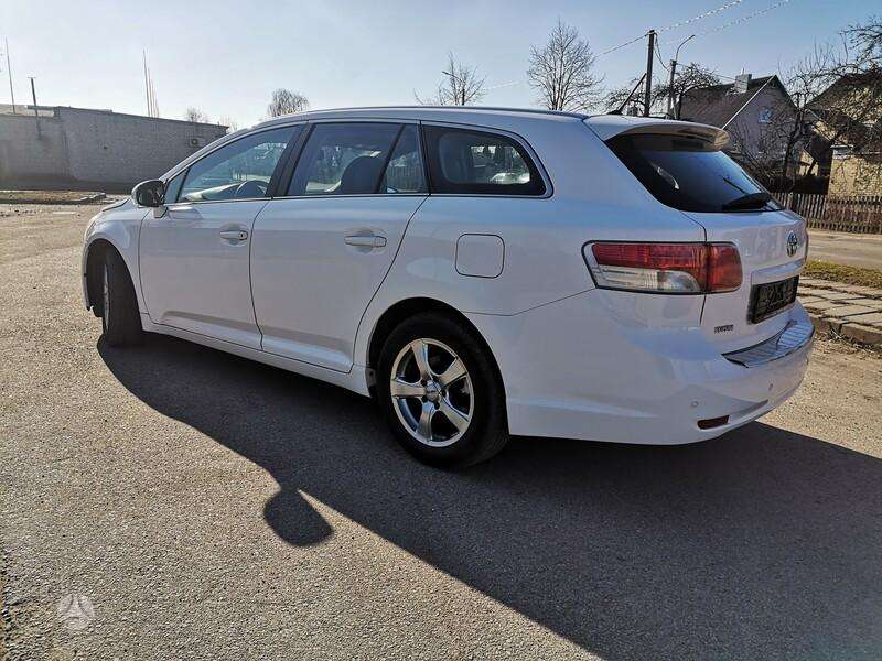 Toyota Avensis 2009 — вигляд ззаду