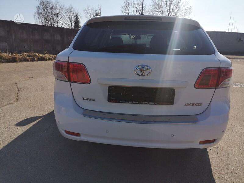 Toyota Avensis 2009 — салон