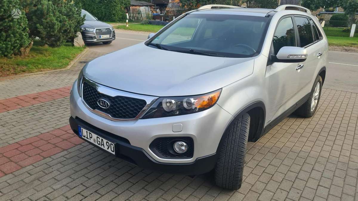 Kia Sorento 2012 — rear view