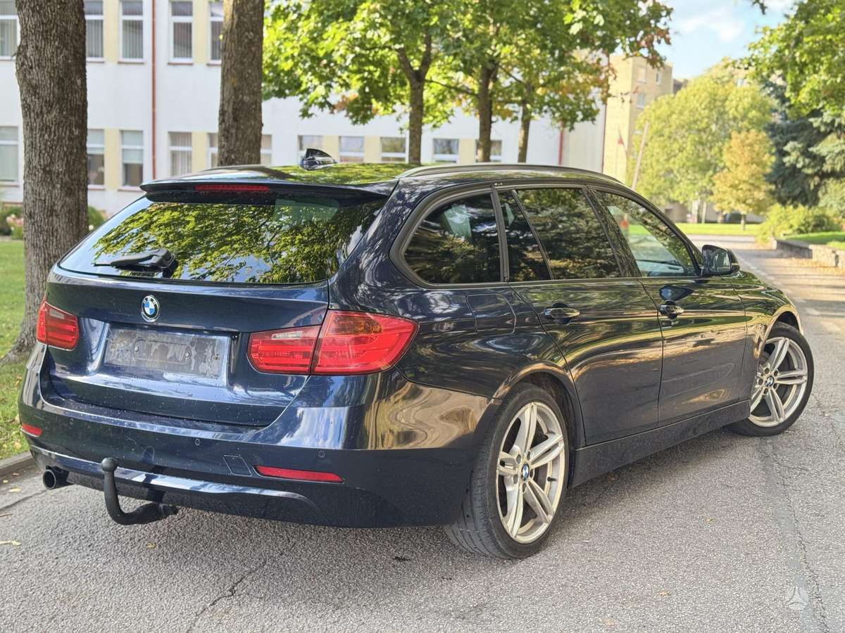BMW 318 2013 — салон