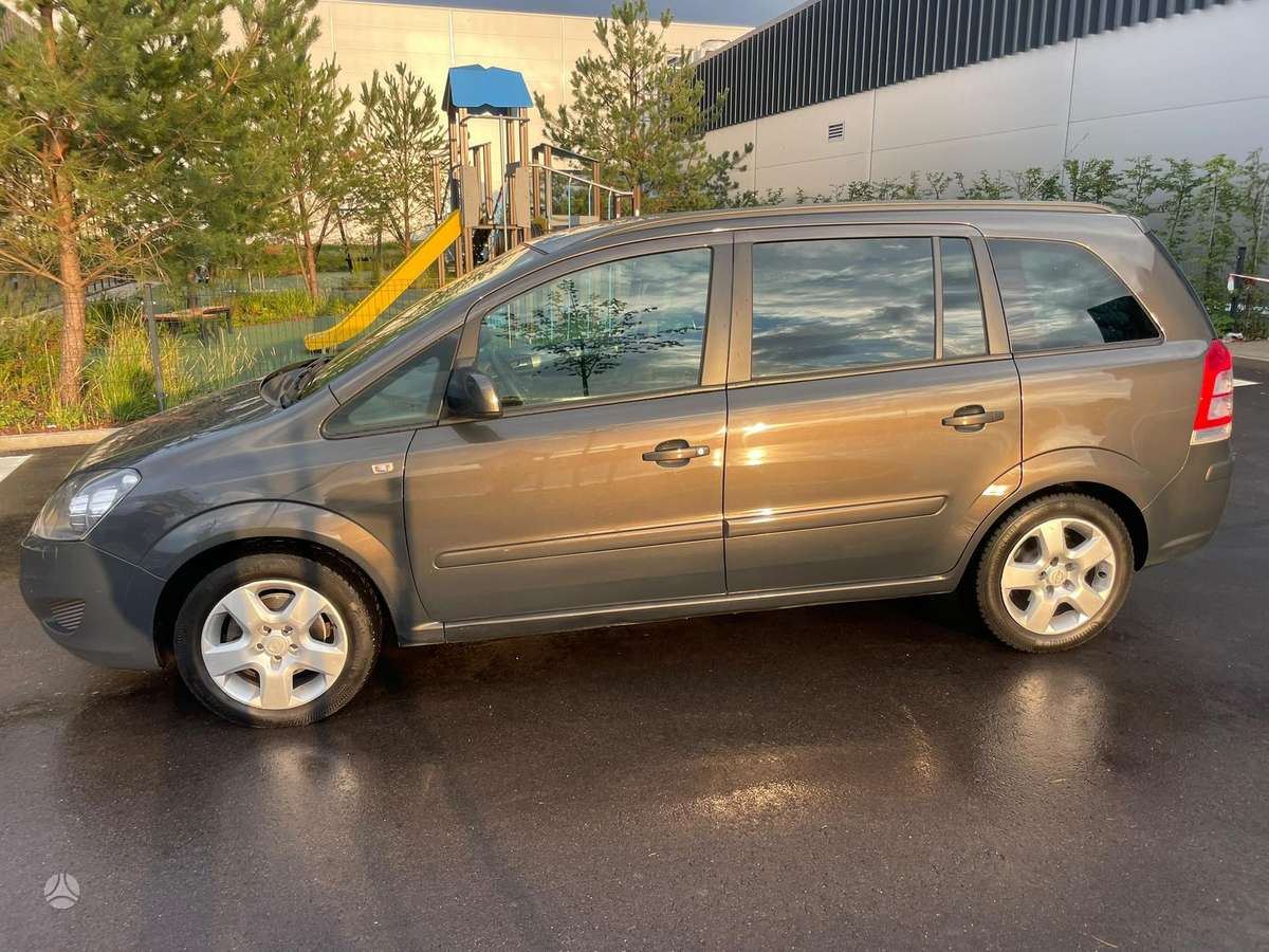 Opel Zafira 2014 — rear view