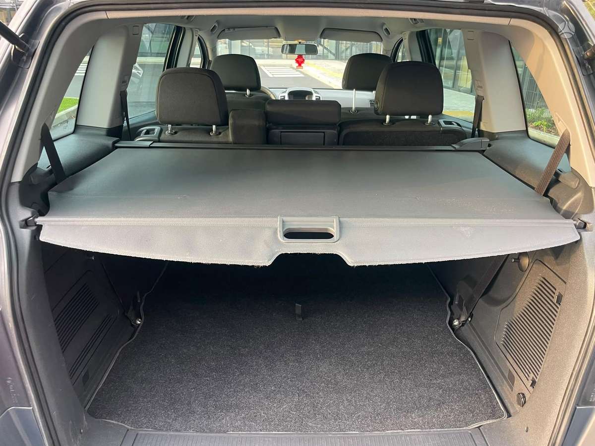 Opel Zafira 2014 — photo 23