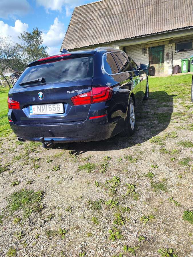 BMW 520 2012 — вигляд ззаду