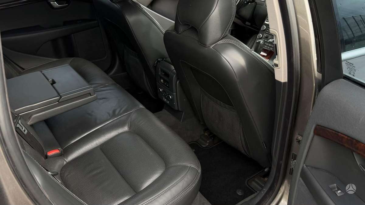 Volvo XC70 2009 — салон
