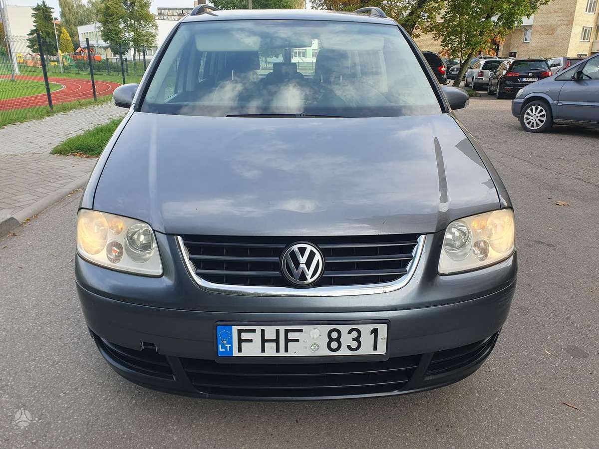 Volkswagen Touran 2004 — rear view