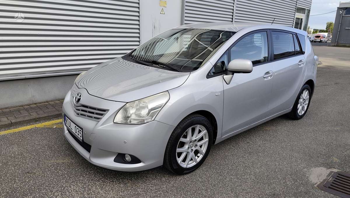 Toyota Verso 2012 — rear view