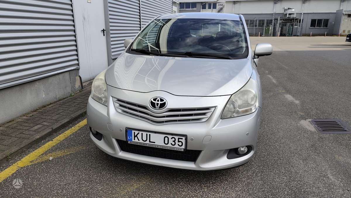 Toyota Verso 2012 — interior