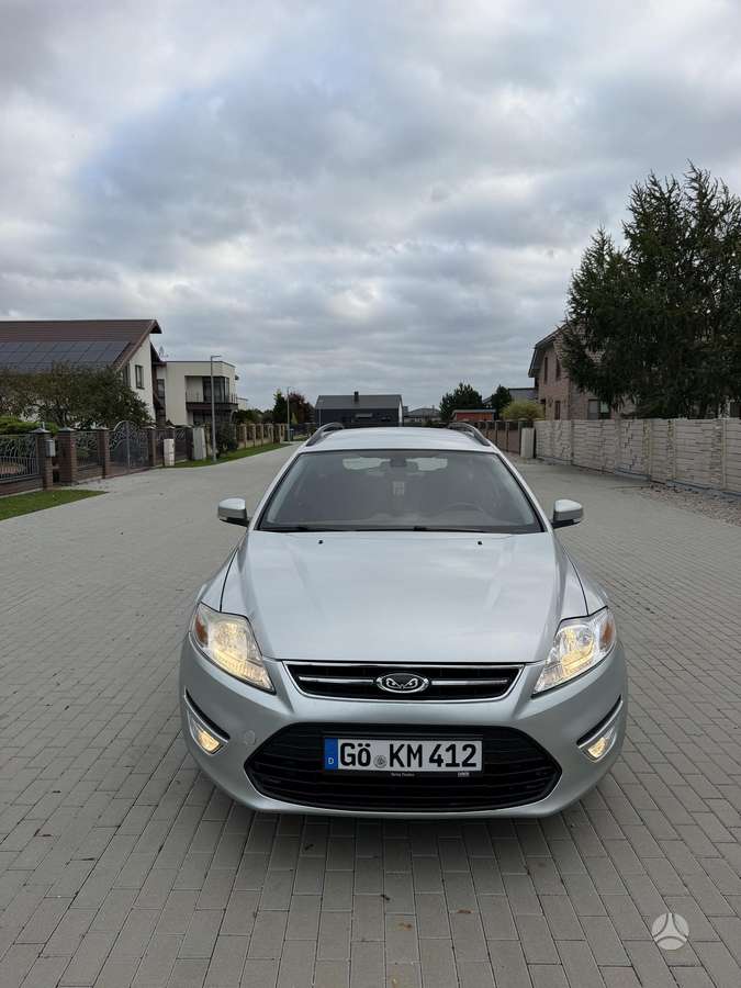 Ford Mondeo 2011 — rear view