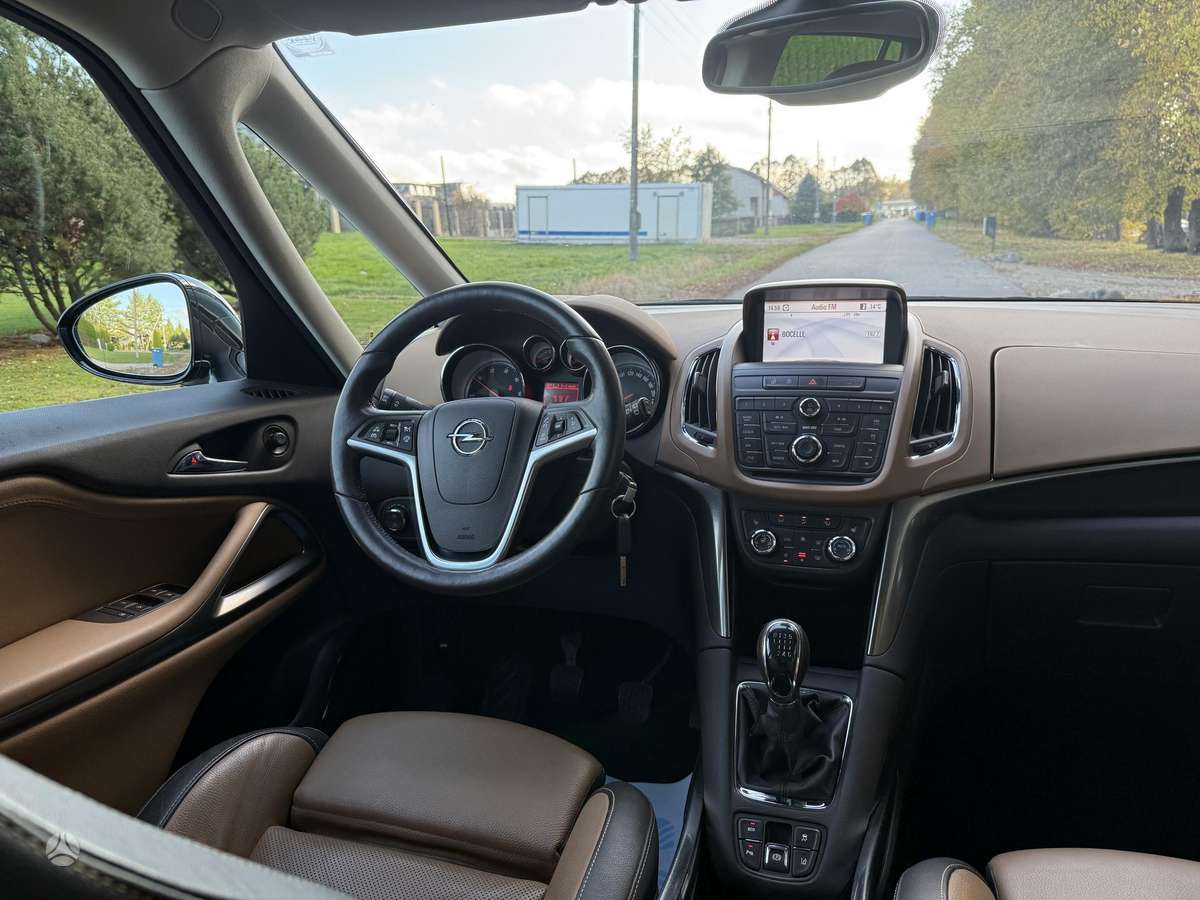Opel Zafira 2012 — photo 11