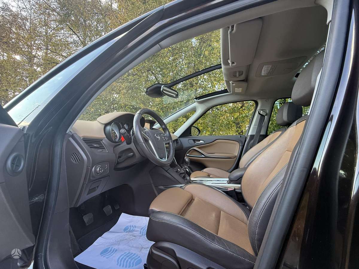 Opel Zafira 2012 — photo 14