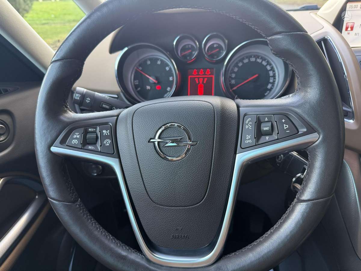 Opel Zafira 2012 — photo 18