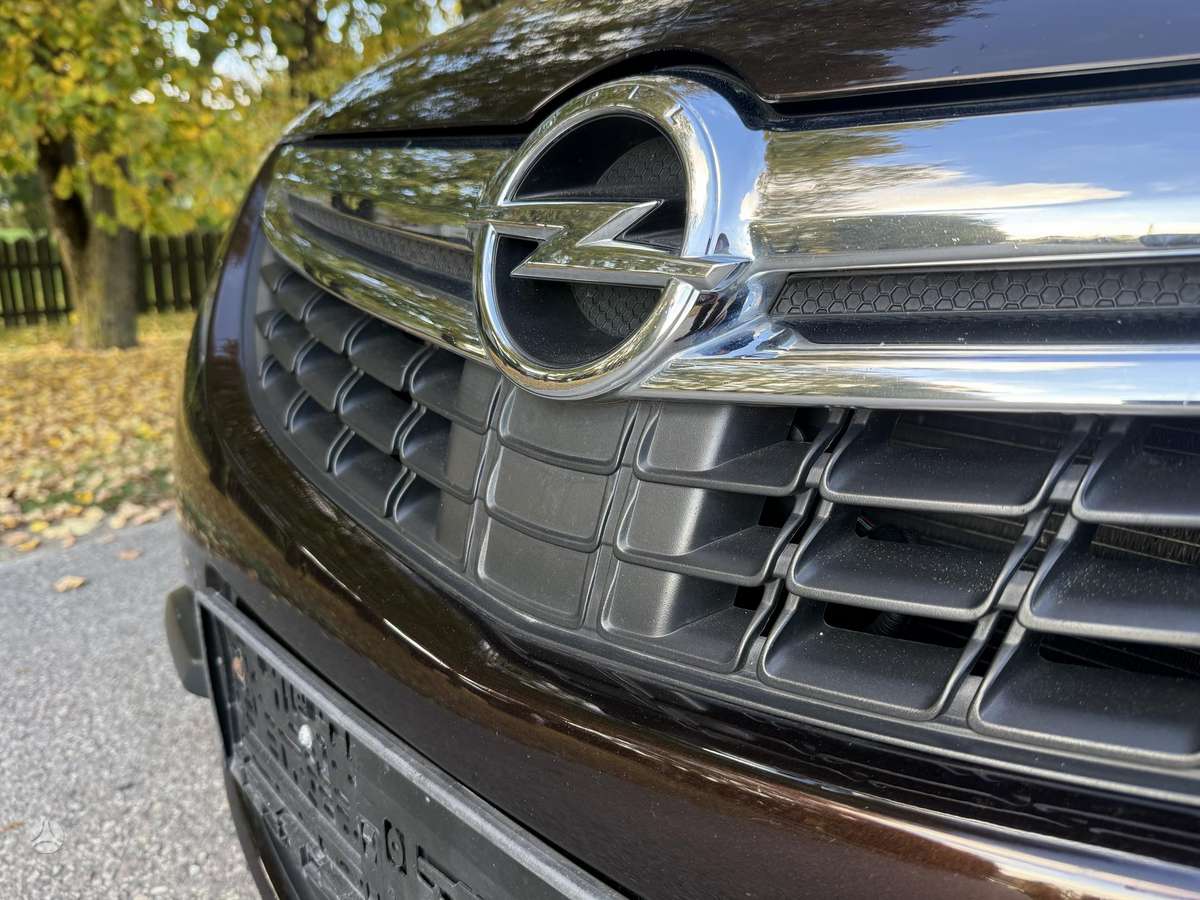 Opel Zafira 2012 — photo 23