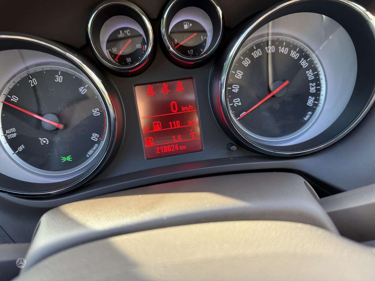 Opel Zafira 2012 — photo 25