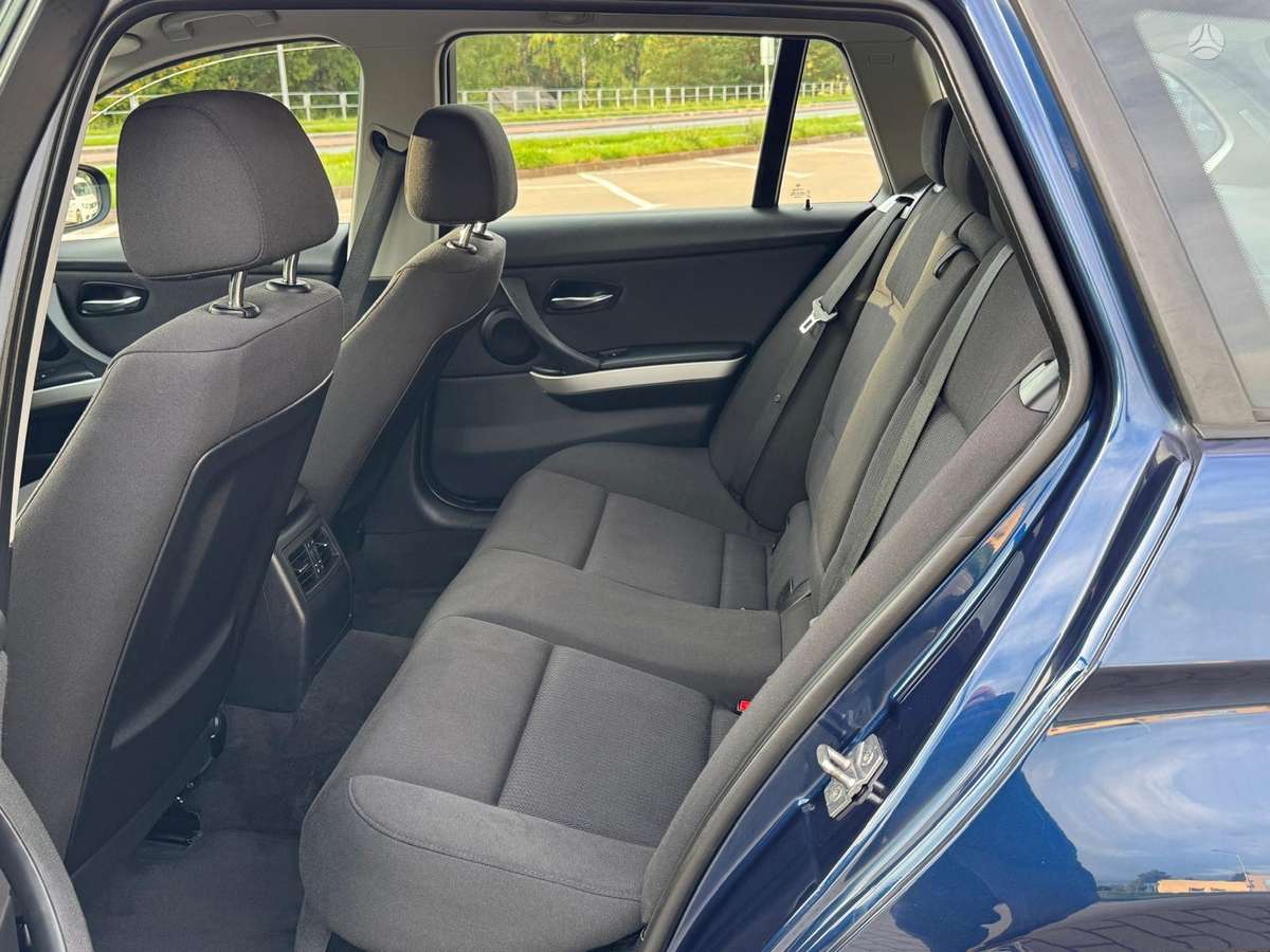 BMW 318 2011 — вигляд ззаду