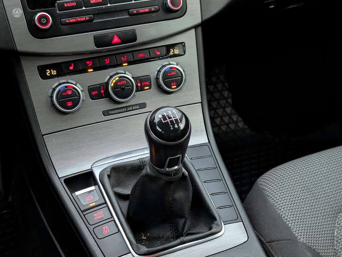 Volkswagen Passat 2012 — photo 13