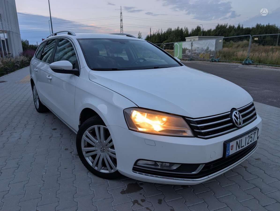 Volkswagen Passat 2012 — rear view