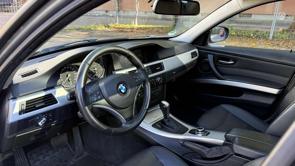 BMW 318 2009 — photo 12