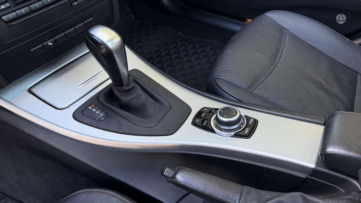 BMW 318 2009 — photo 13