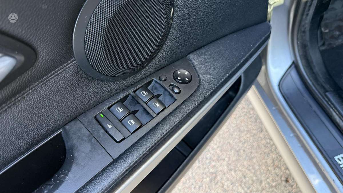 BMW 318 2009 — photo 16