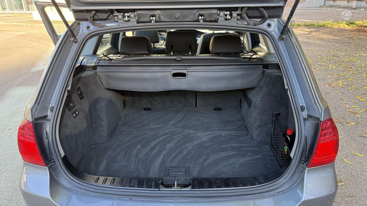 BMW 318 2009 — photo 17