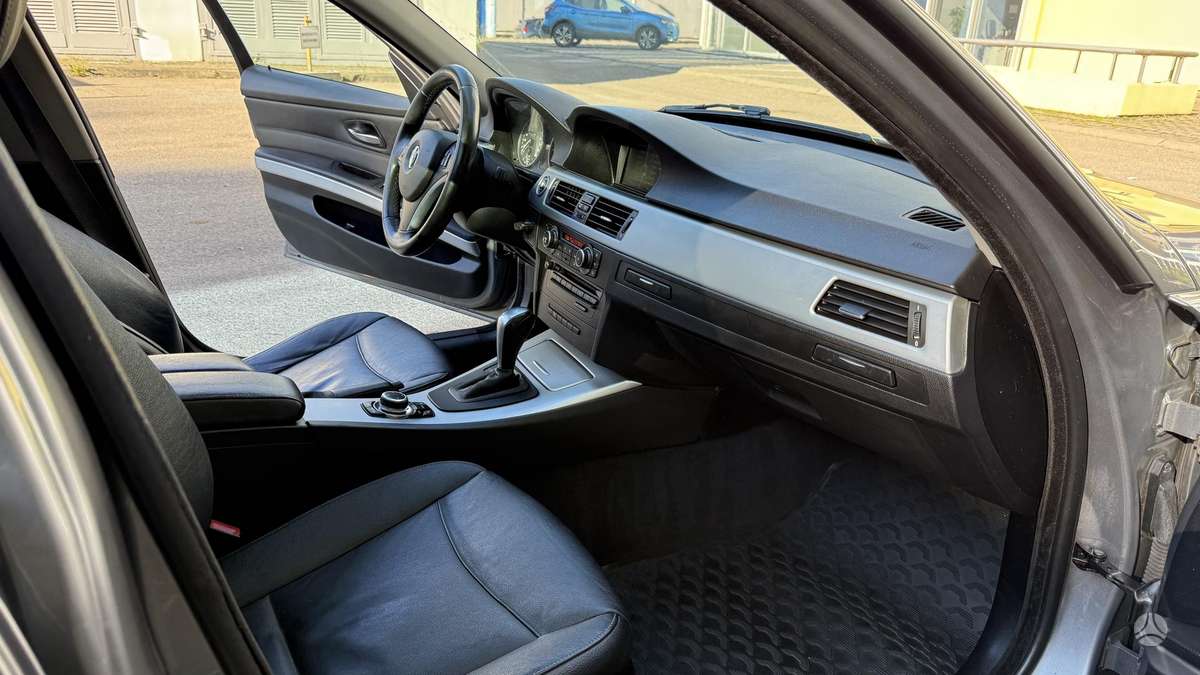 BMW 318 2009 — photo 18