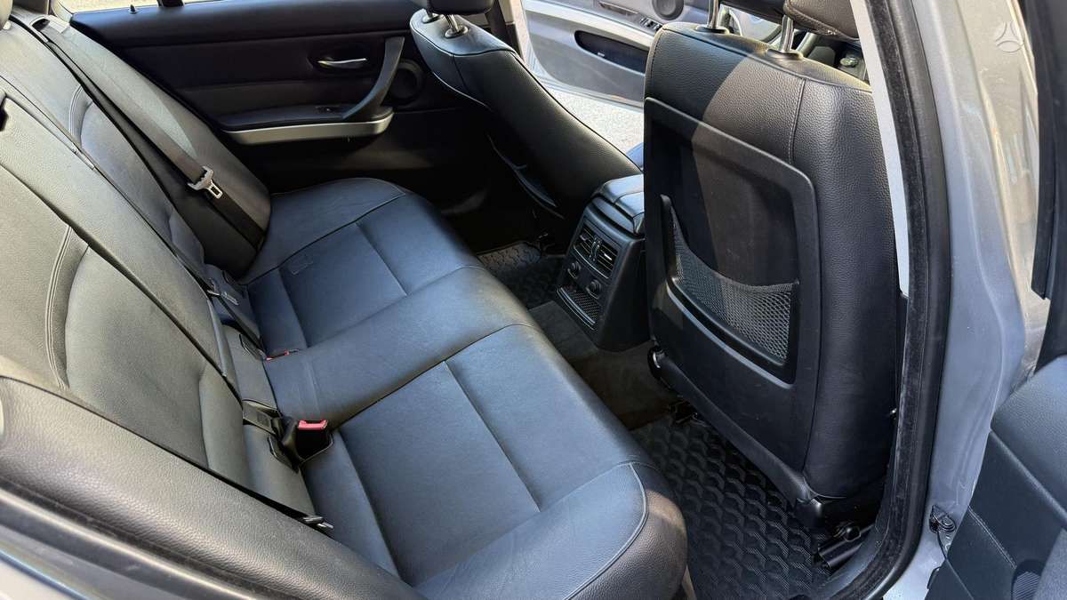 BMW 318 2009 — photo 19