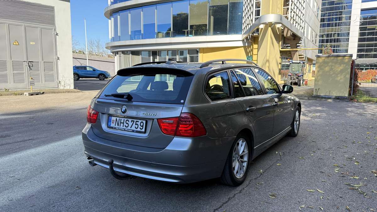 BMW 318 2009 — rear view