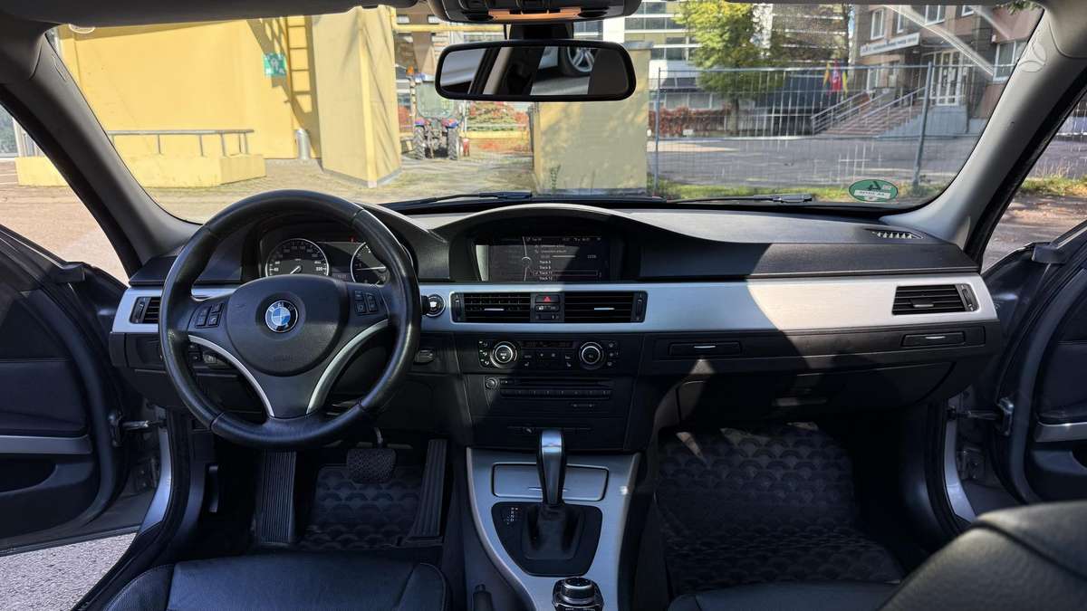 BMW 318 2009 — photo 20