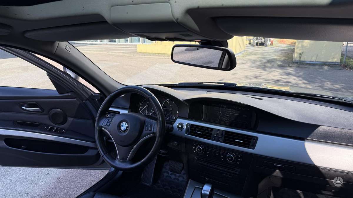 BMW 318 2009 — photo 22