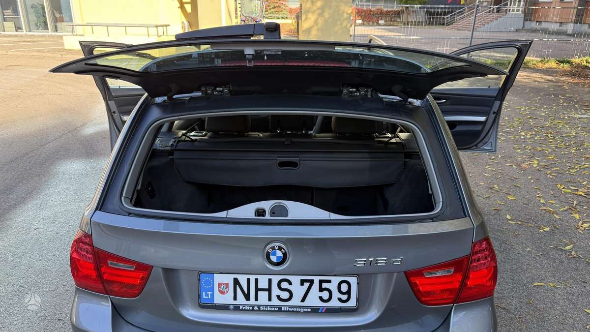 BMW 318 2009 — photo 23