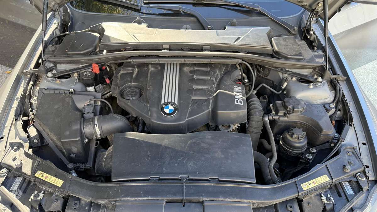 BMW 318 2009 — photo 24