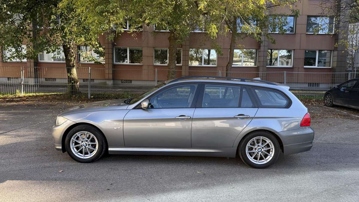 BMW 318 2009 — photo 8