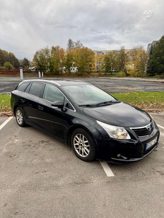 Toyota Avensis 2009 — вигляд ззаду