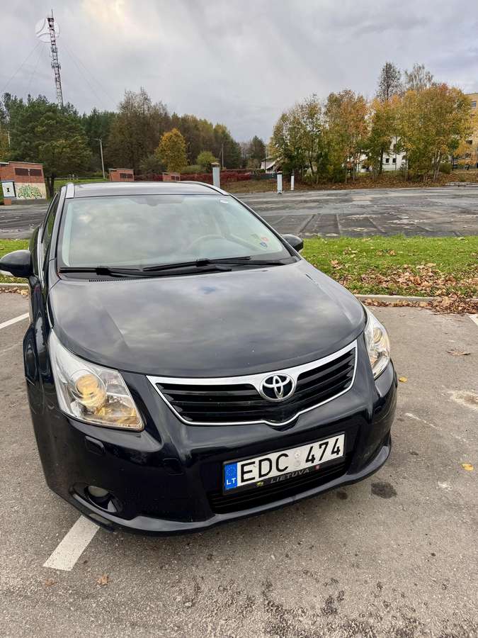 Toyota Avensis 2009 — салон