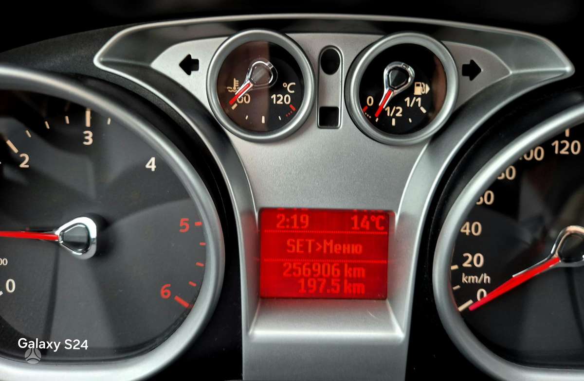 Ford Focus 2009 — photo 18