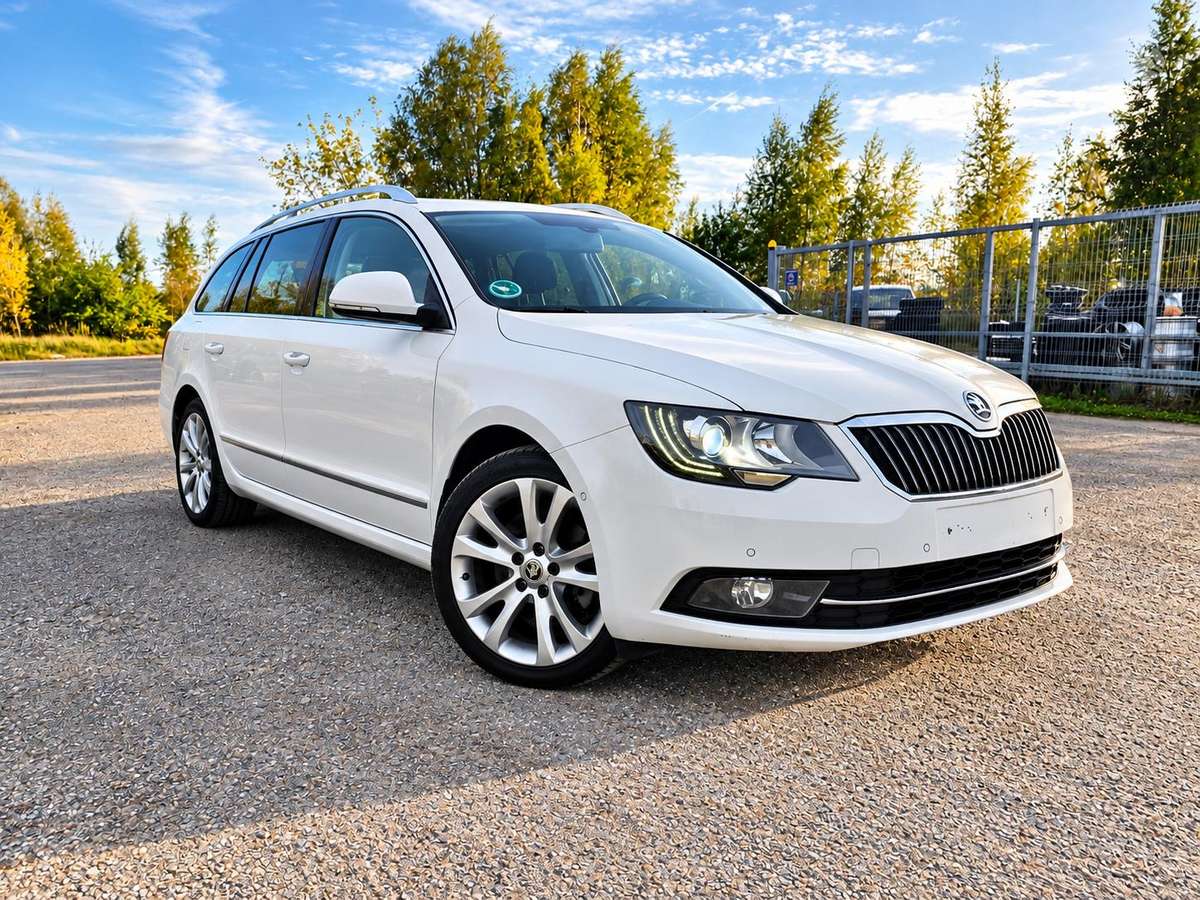 Skoda Superb 2015 — rear view