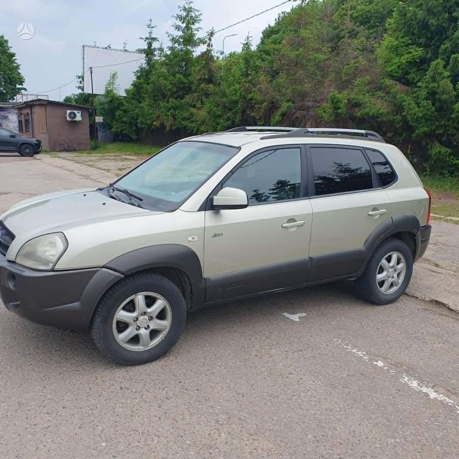 Hyundai Tucson 2005 — rear view