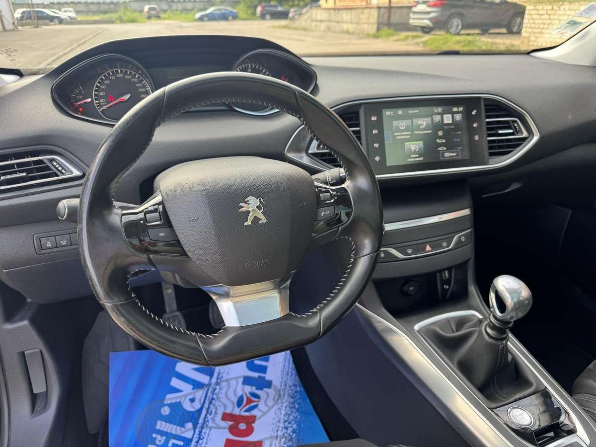 Peugeot 308 2015 — фото 12