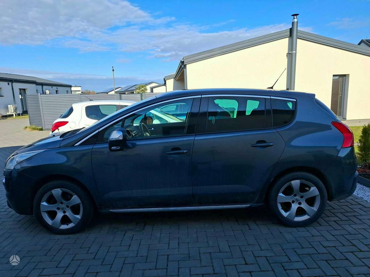 Peugeot 3008 2011 — rear view