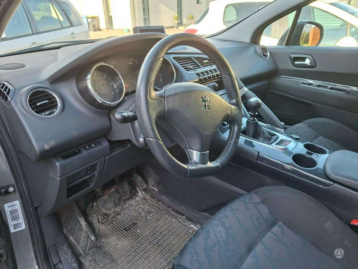 Peugeot 3008 2011 — interior