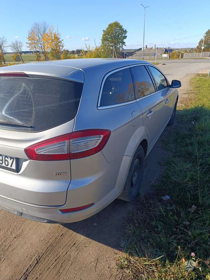 Ford Mondeo 2011 — interior