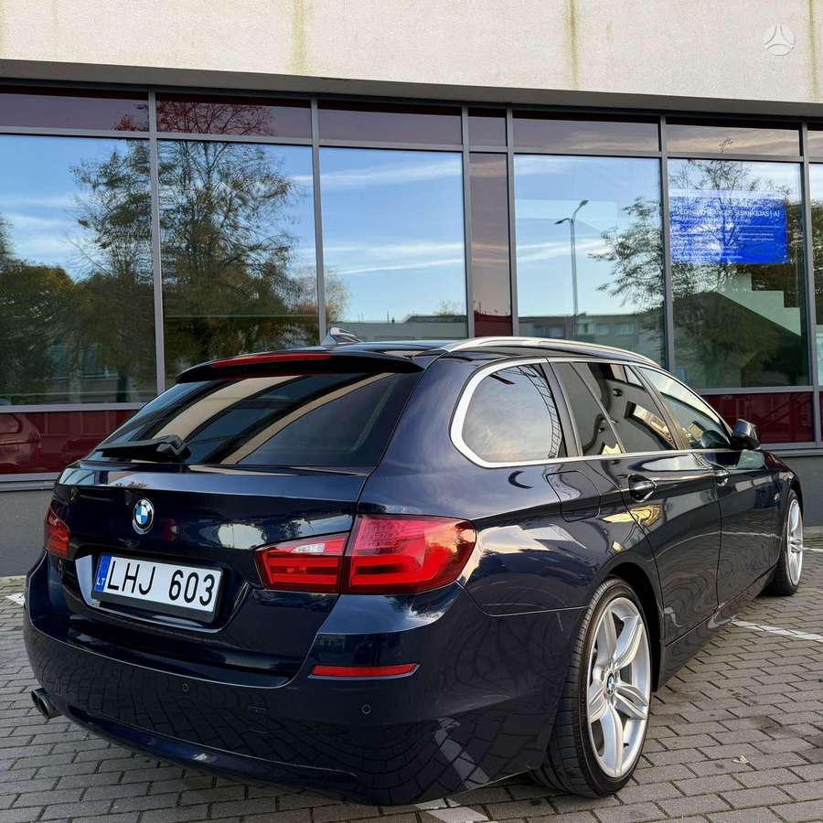 BMW 525 2010 — салон
