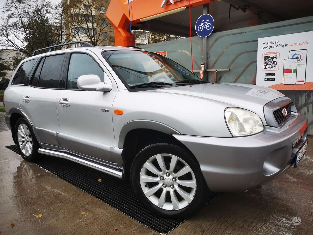 Hyundai Santa 2004 — rear view