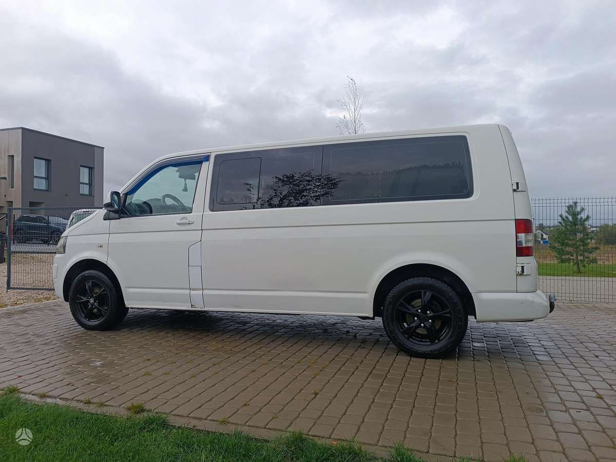Volkswagen Caravelle 2010 — салон