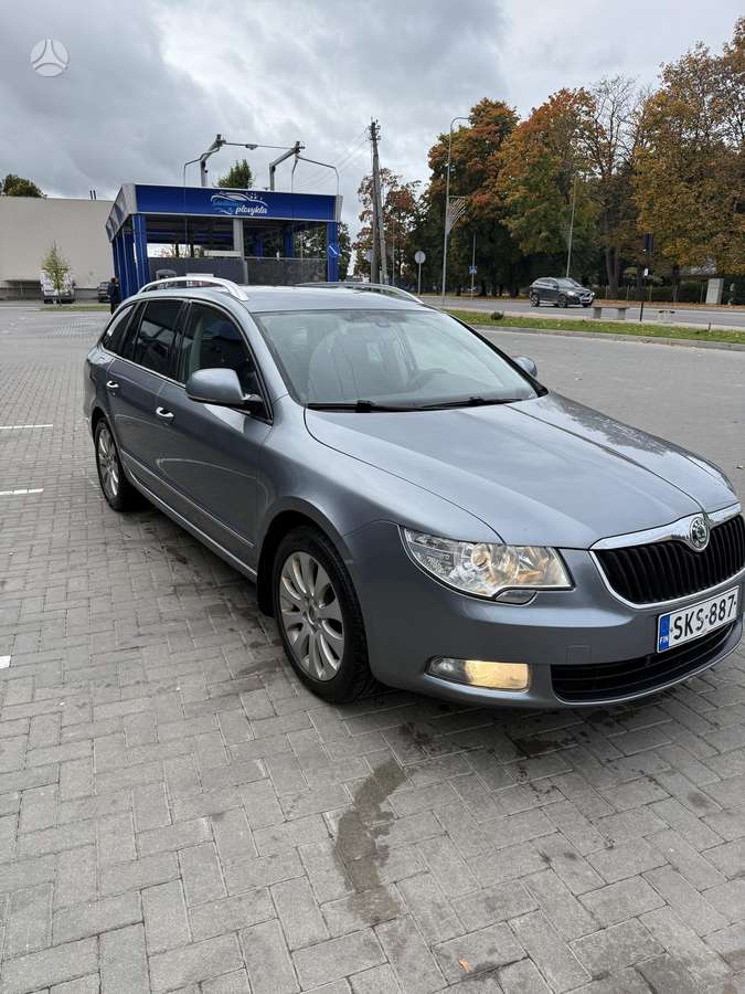 Skoda Superb 2012 — rear view