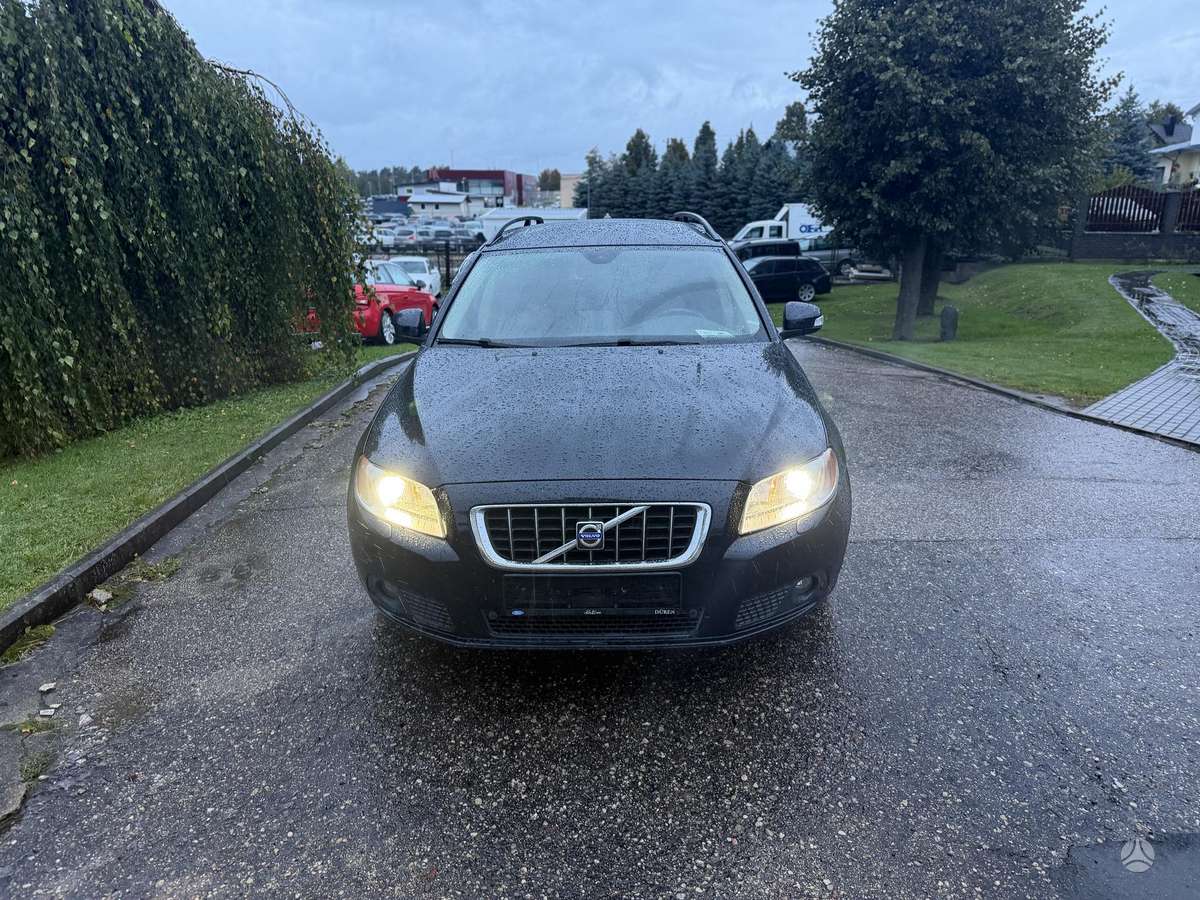 Volvo V70 2008 — rear view