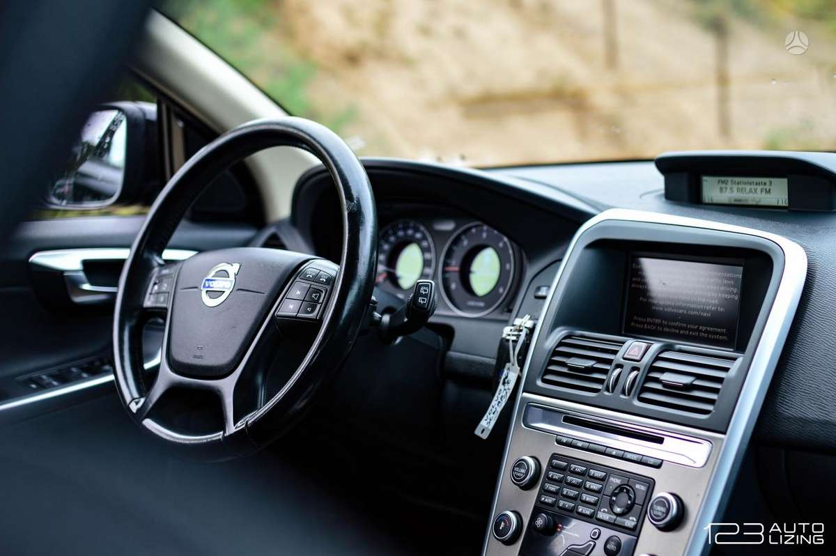 Volvo XC60 2010 — фото 11