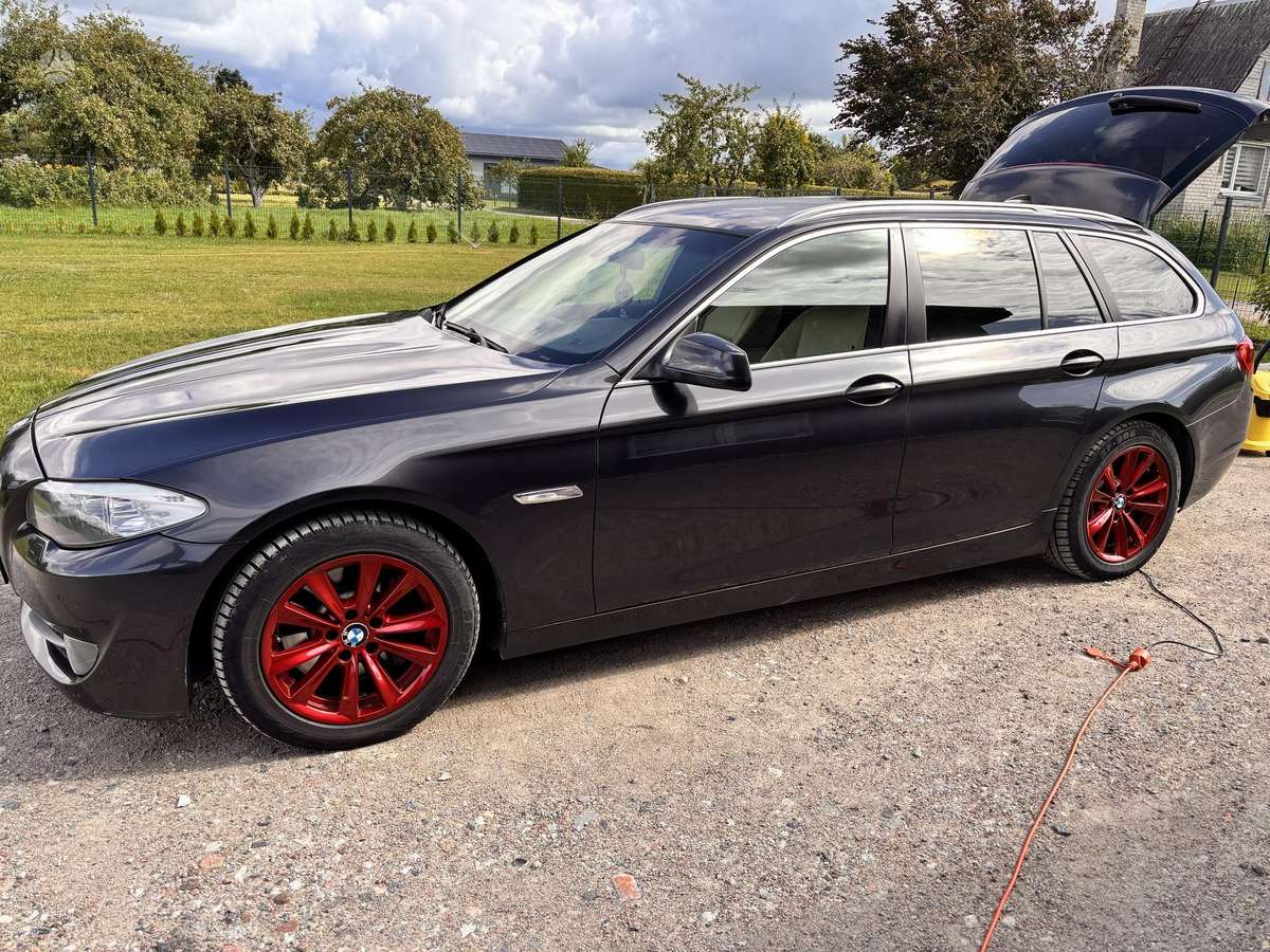 BMW 525 2011 — rear view