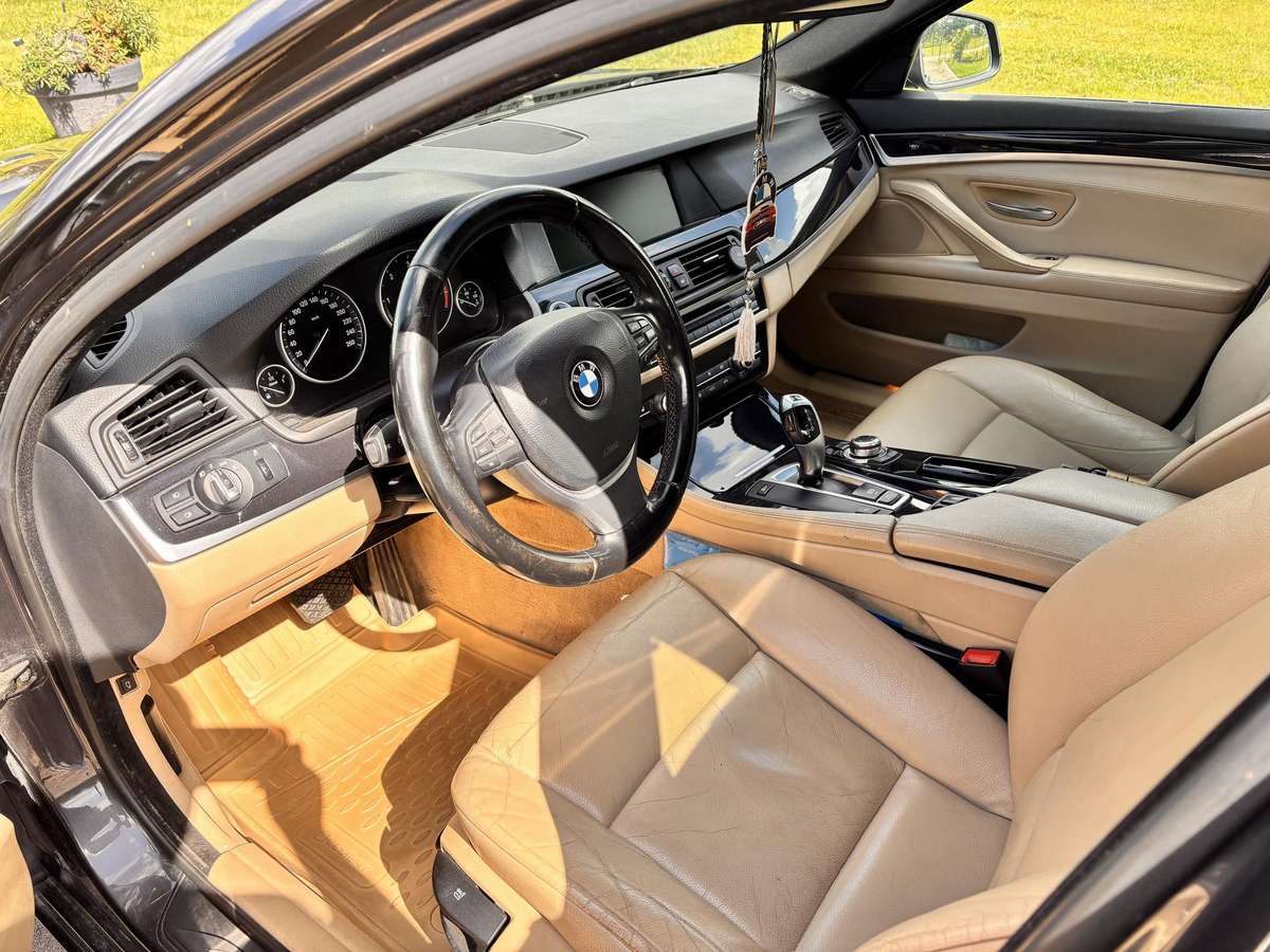 BMW 525 2011 — interior