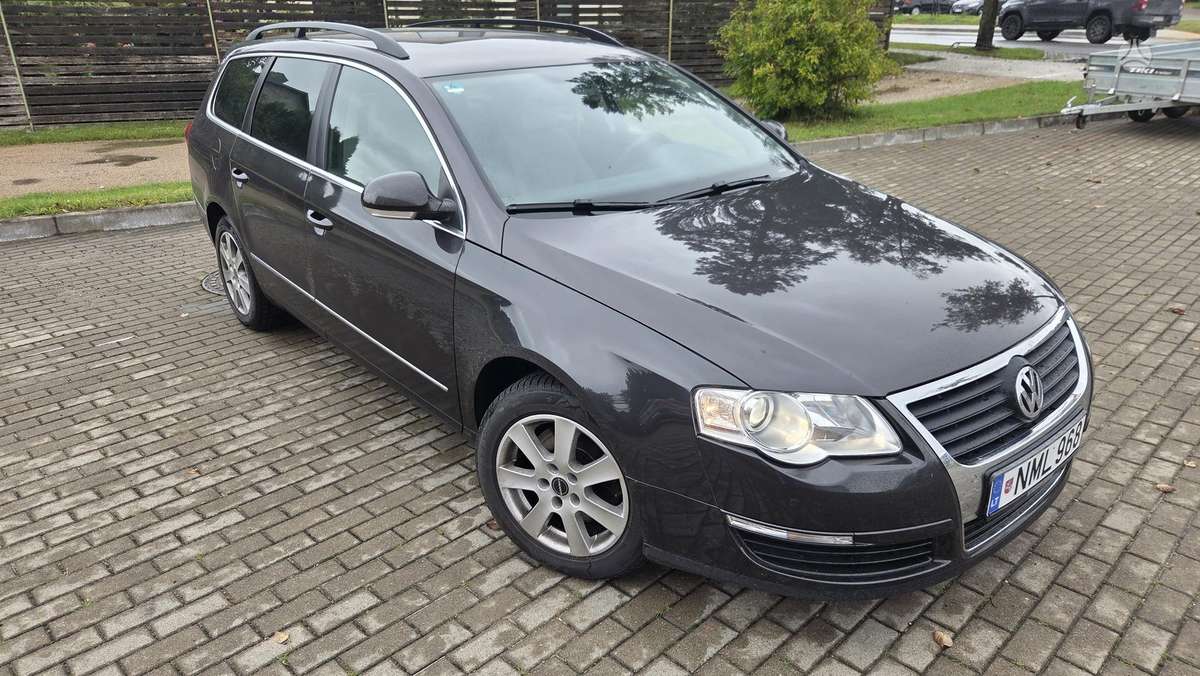 Volkswagen Passat 2009 — rear view